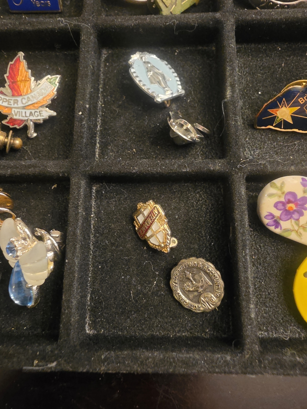 Lot Of Over 40 Pins/Buttons - Picture 5 of 8
